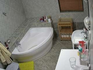 voyeurcam-julmodels-bath-1st-2