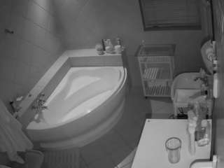 voyeurcam-julmodels-bath-1st-2