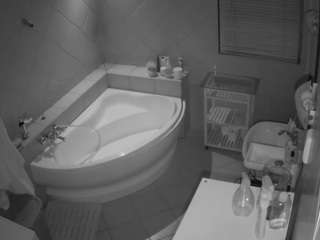 voyeurcam-julmodels-bath-1st-2