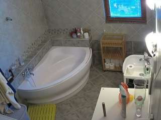 voyeurcam-julmodels-bath-1st-2