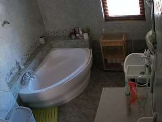 voyeurcam-julmodels-bath-1st-2