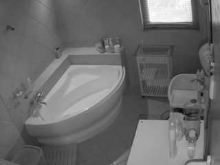 voyeurcam-julmodels-bath-1st-2