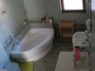 voyeurcam-julmodels-bath-1st-2