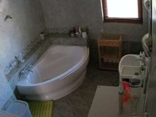 voyeurcam-julmodels-bath-1st-2