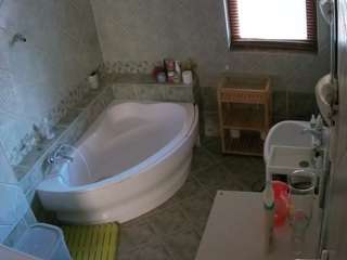 voyeurcam-julmodels-bath-1st-2