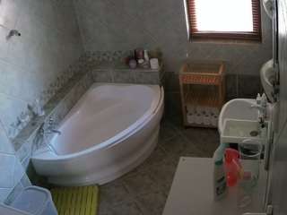 voyeurcam-julmodels-bath-1st-2