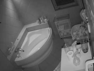 voyeurcam-julmodels-bath-1st-2