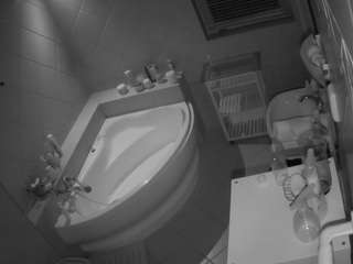 voyeurcam-julmodels-bath-1st-2