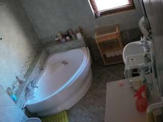voyeurcam-julmodels-bath-1st-2