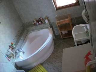 voyeurcam-julmodels-bath-1st-2