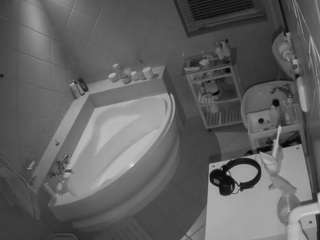 voyeurcam-julmodels-bath-1st-2