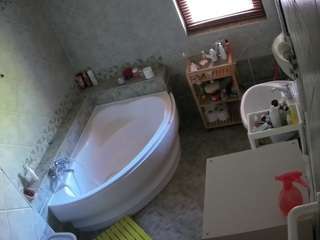 voyeurcam-julmodels-bath-1st-2