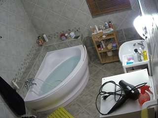 voyeurcam-julmodels-bath-1st-2