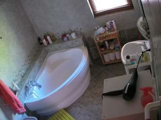 voyeurcam-julmodels-bath-1st-2