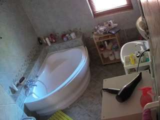 voyeurcam-julmodels-bath-1st-2