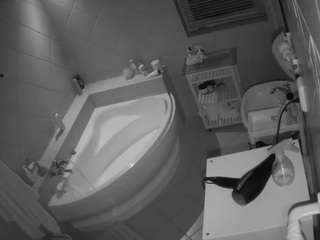voyeurcam-julmodels-bath-1st-2