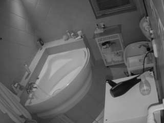 voyeurcam-julmodels-bath-1st-2