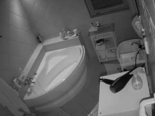 voyeurcam-julmodels-bath-1st-2