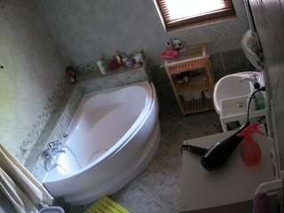 voyeurcam-julmodels-bath-1st-2