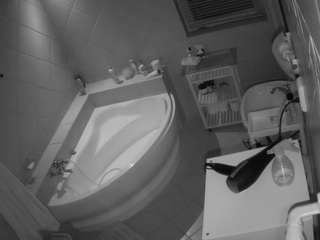 voyeurcam-julmodels-bath-1st-2