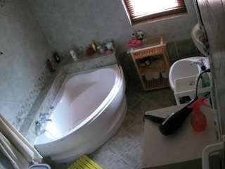Ten model jest teraz na żywo. voyeurcam-julmodels-bath-1st-2
