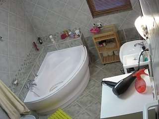Dit model is nu live. voyeurcam-julmodels-bath-1st-2