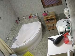 Ce modèle est en direct maintenant. voyeurcam-julmodels-bath-1st-2