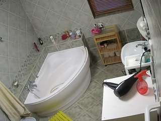 该模特正在直播。 voyeurcam-julmodels-bath-1st-2