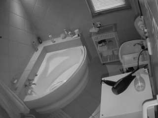 Bu model şu anda canlı. voyeurcam-julmodels-bath-1st-2
