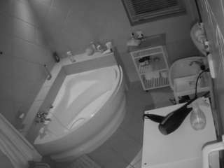 Acest model este live acum. voyeurcam-julmodels-bath-1st-2