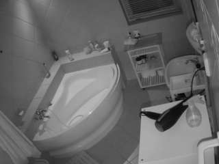 このモデルは現在ライブ中です。 voyeurcam-julmodels-bath-1st-2