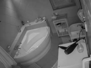 このモデルは現在ライブ中です。 voyeurcam-julmodels-bath-1st-2