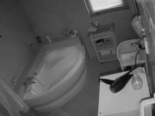 Questo modello è in diretta ora. voyeurcam-julmodels-bath-1st-2