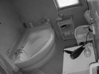 Bu model şu anda canlı. voyeurcam-julmodels-bath-1st-2