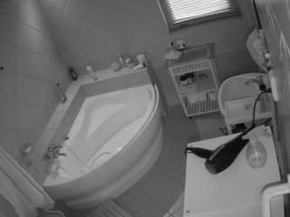 Dieses Model ist jetzt live. voyeurcam-julmodels-bath-1st-2