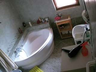 该模特正在直播。 voyeurcam-julmodels-bath-1st-2