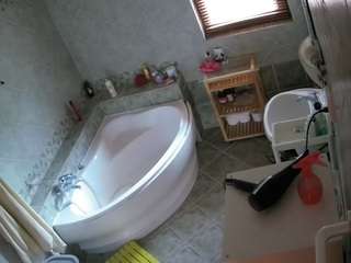Este modelo está ao vivo agora. voyeurcam-julmodels-bath-1st-2