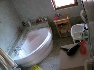 该模特正在直播。 voyeurcam-julmodels-bath-1st-2