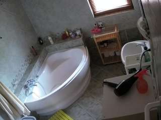 Questo modello è in diretta ora. voyeurcam-julmodels-bath-1st-2