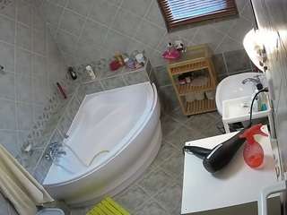 Dit model is nu live. voyeurcam-julmodels-bath-1st-2