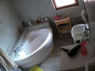 Este modelo está en vivo ahora. voyeurcam-julmodels-bath-1st-2