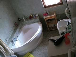 Dit model is nu live. voyeurcam-julmodels-bath-1st-2