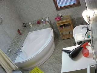 该模特正在直播。 voyeurcam-julmodels-bath-1st-2