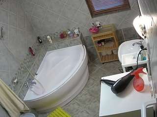 该模特正在直播。 voyeurcam-julmodels-bath-1st-2