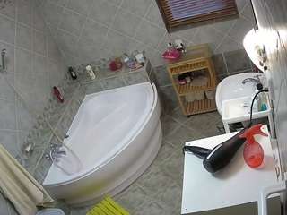 Ten model jest teraz na żywo. voyeurcam-julmodels-bath-1st-2