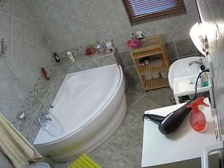 Este modelo está ao vivo agora. voyeurcam-julmodels-bath-1st-2