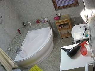 该模特正在直播。 voyeurcam-julmodels-bath-1st-2