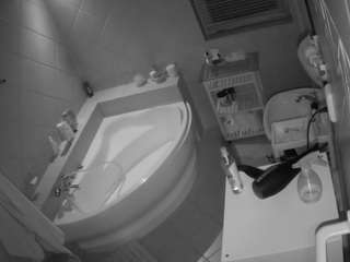 voyeurcam-julmodels-bath-1st-2