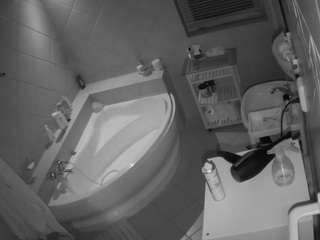 voyeurcam-julmodels-bath-1st-2