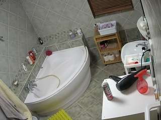 voyeurcam-julmodels-bath-1st-2